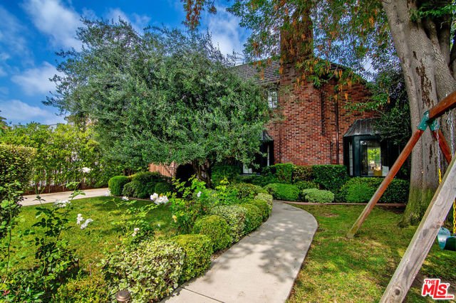 338 S Highland Avenue, Los Angeles CA: https://media.crmls.org/mediaz/4fc975de-5655-4798-85de-cf906e7d8ed1.jpg