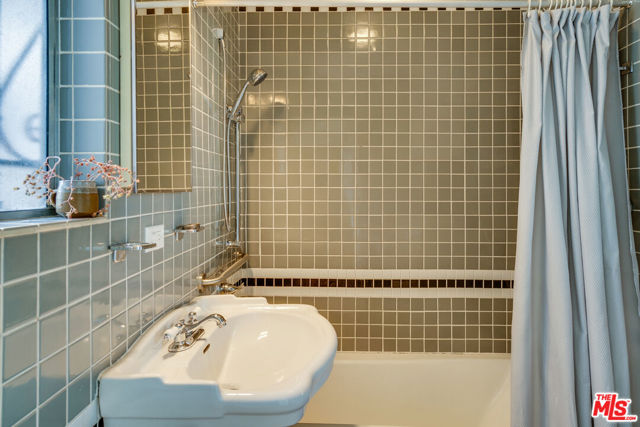 2020 Redcliff Street, Los Angeles CA: https://media.crmls.org/mediaz/4fcab16c-b905-4b4d-bfc3-9e3702aa1988.jpg