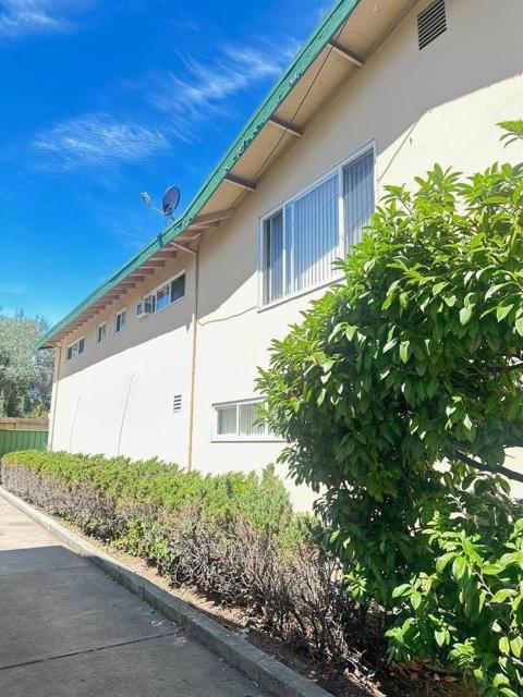 1950 Ivy Street, San Mateo CA: https://media.crmls.org/mediaz/4fcb4670-024e-473d-a32f-cbedad83fe45.jpg