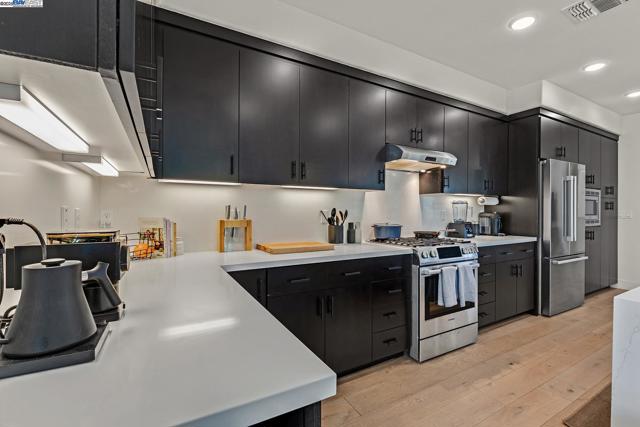 2683 5Th St, Alameda CA: https://media.crmls.org/mediaz/4fcd13f7-8706-47f9-93dc-fe47ef7b5370.jpg