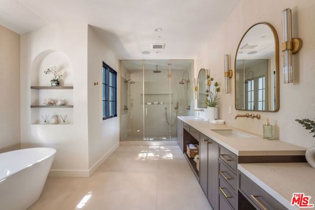 3935 Rhodes Avenue, Studio City CA: https://media.crmls.org/mediaz/4fd01c86-e24f-45de-a3b9-a0caaae62fbc.jpg