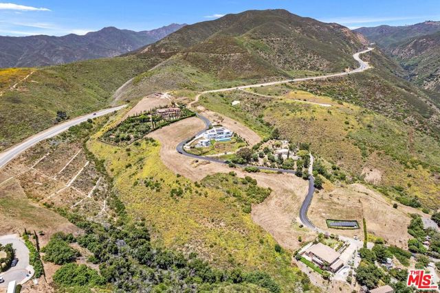 1 Via Acero Street, Malibu CA: https://media.crmls.org/mediaz/4fd10e50-d232-4a8e-987a-c18c5ab798d1.jpg