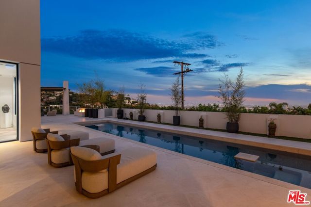 9405 Sierra Mar Place, Los Angeles CA: https://media.crmls.org/mediaz/4fd12b03-58dc-48b6-99a4-f6fc3d7fdab4.jpg