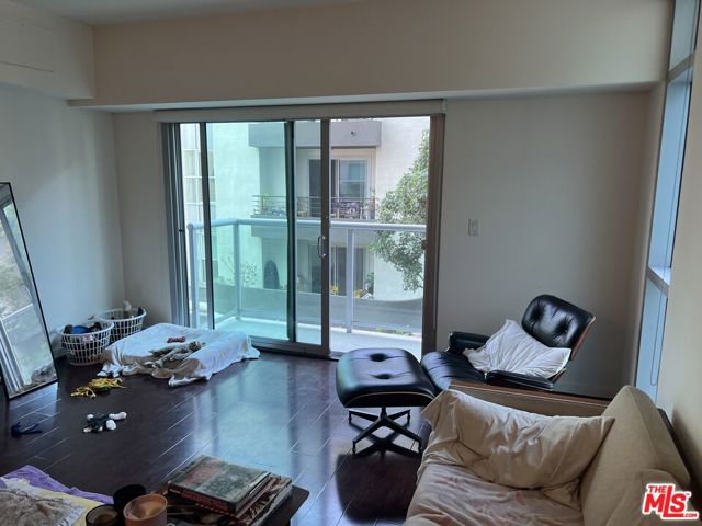 13700 Marina Pointe Drive, Marina del Rey CA: https://media.crmls.org/mediaz/4fd1bcb4-cd67-4def-8584-1d618106db9d.jpg