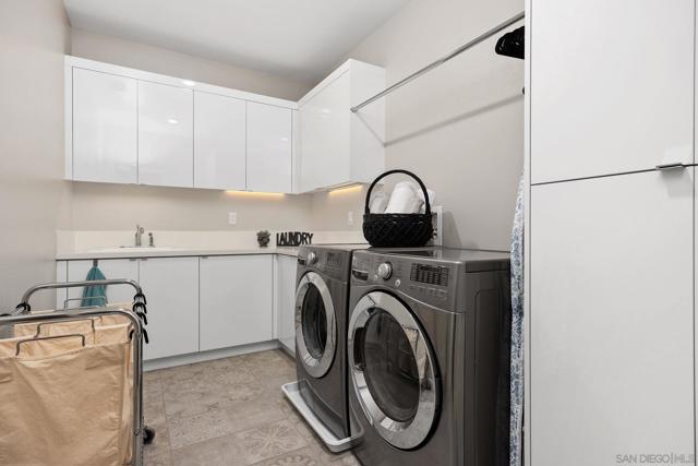 6190 Sagebrush Bend Way, San Diego CA: https://media.crmls.org/mediaz/4fd1c418-2b35-4b8f-8a6e-ed4971a29fc3.jpg