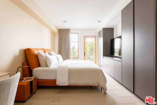 547 N Sweetzer Avenue, West Hollywood CA: https://media.crmls.org/mediaz/4fd24c31-567c-483f-8780-c5b4559641f8.jpg