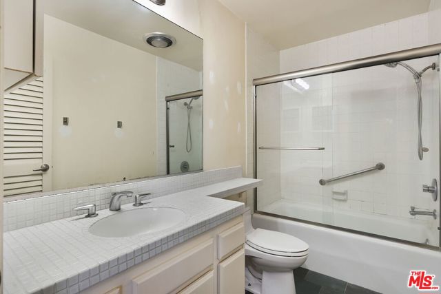 723 Palisades Beach Road, Santa Monica CA: https://media.crmls.org/mediaz/4fd2b29d-b390-404c-9340-6a41b20a90ed.jpg