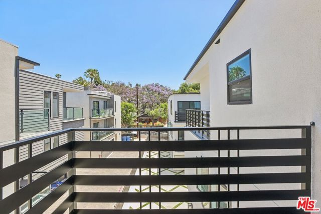 2111 1/2 Holly Drive, Los Angeles CA: https://media.crmls.org/mediaz/4fd42fbf-6ec5-4b61-b51d-7bbee12847a7.jpg