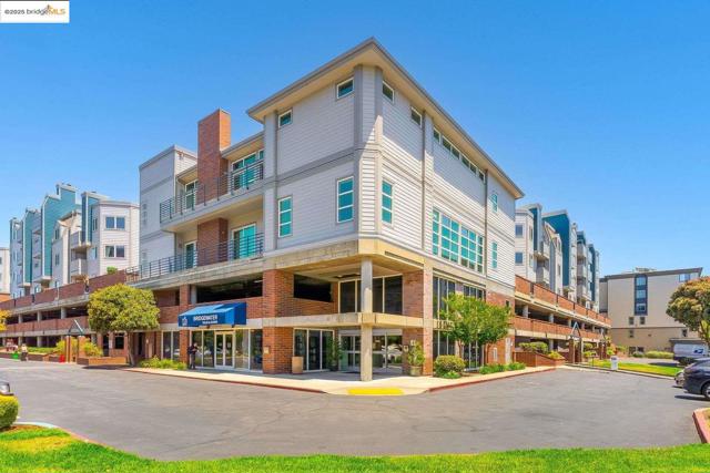 6400 Christie AVE, Emeryville CA: https://media.crmls.org/mediaz/4fd5bdbb-0fad-412c-80ca-d83afe615f23.jpg