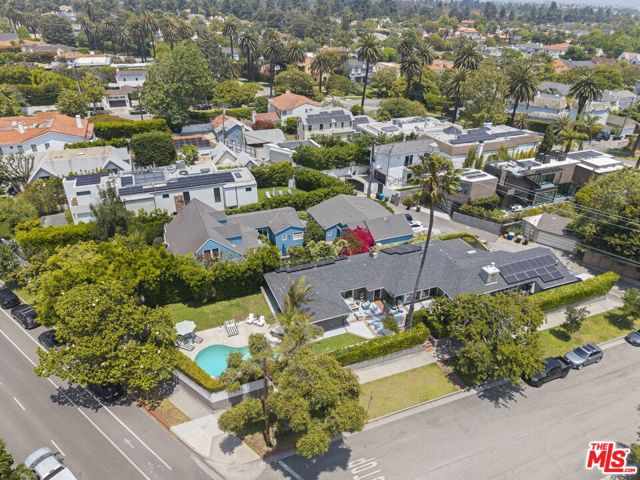 207 10th Street, Santa Monica CA: https://media.crmls.org/mediaz/4fd64dc1-89ac-465d-9784-f0f6250ccac3.jpg