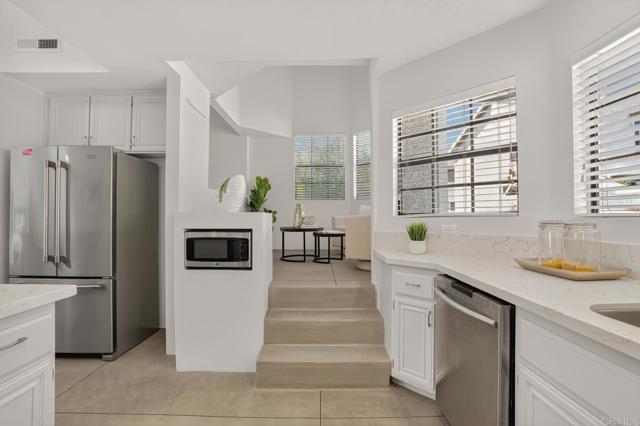 Detail Gallery Image 22 of 55 For 2021 Carnegie Ln #APT 7,  Redondo Beach,  CA 90278 - 3 Beds | 2/1 Baths