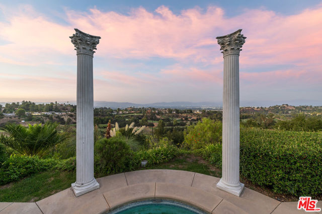 19016 Devonport Lane, Tarzana CA: https://media.crmls.org/mediaz/4fd6d908-8ca7-414c-9e70-289246c6fa20.jpg