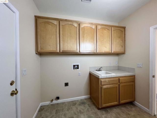 1371 Brooktrail Dr, Pittsburg CA: https://media.crmls.org/mediaz/4fd7f79c-9d64-4f69-9a8c-6409a14b361f.jpg