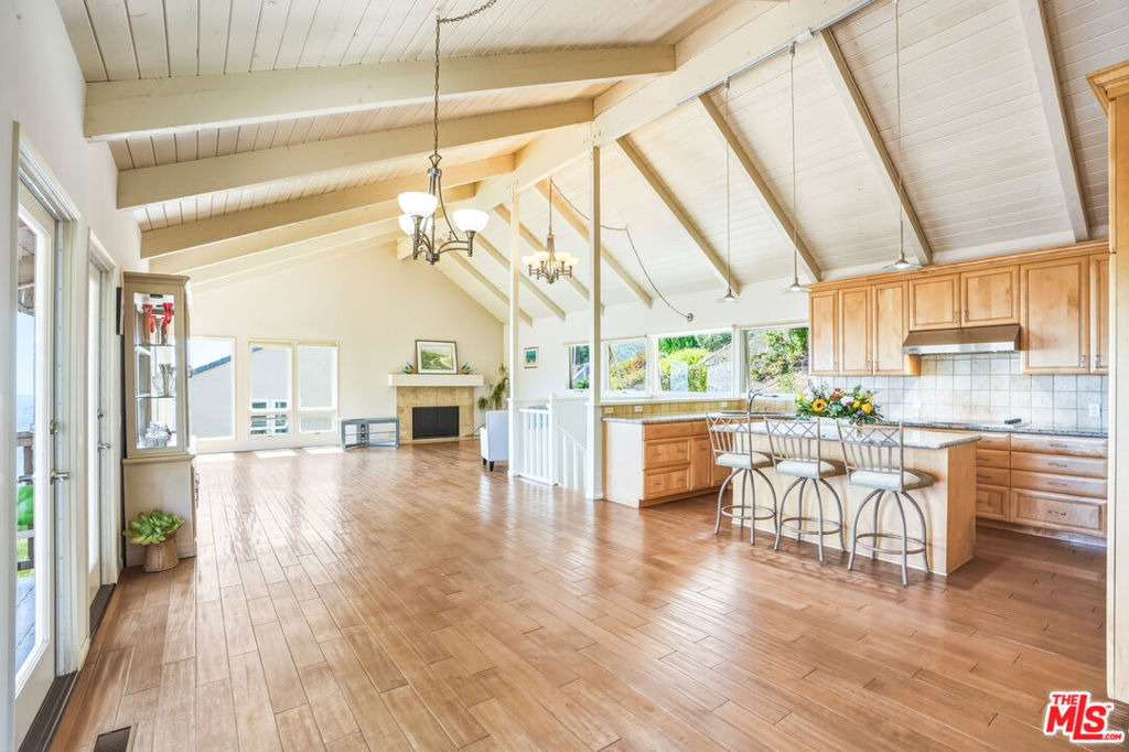 https://media.crmls.org/mediaz/4fd83c55-c914-4460-95f6-6be7cb8b0a7c.jpg?preset=X-Large