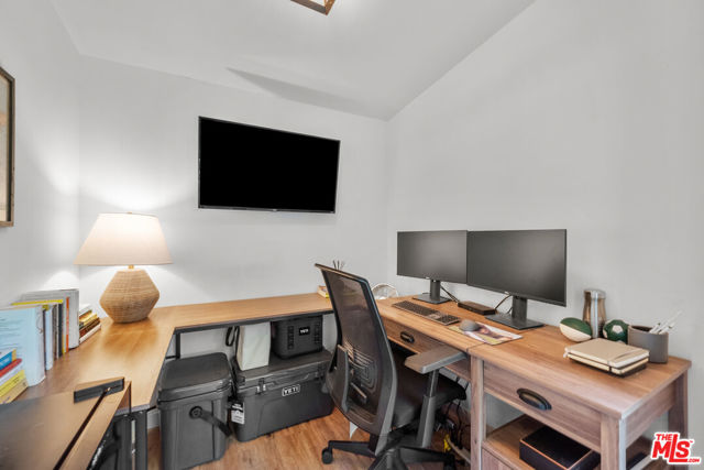3775 Ashwood Avenue, Los Angeles CA: https://media.crmls.org/mediaz/4fd912f2-3847-420e-b65d-20577c119a75.jpg