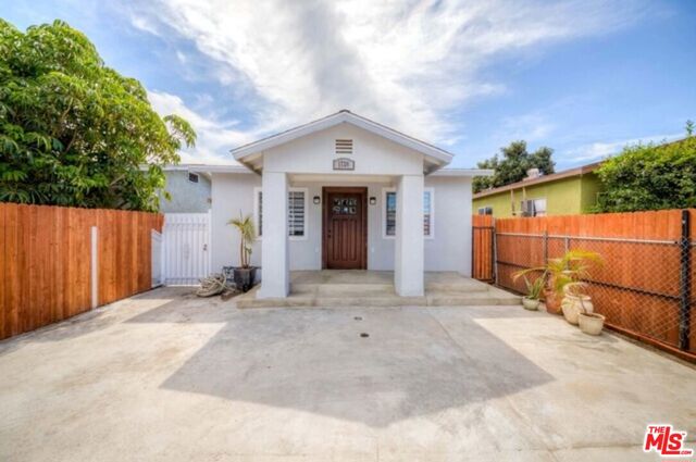 1726 W 37th Place, Los Angeles CA: https://media.crmls.org/mediaz/4fd9abe4-6c44-47eb-9b6c-cd2f53563a93.jpg