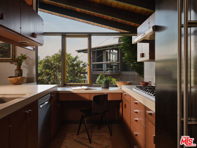 2052 Mayview Drive, Los Angeles CA: https://media.crmls.org/mediaz/4fd9b8bc-5c1f-4b9d-86fe-e4ce73473fca.jpg
