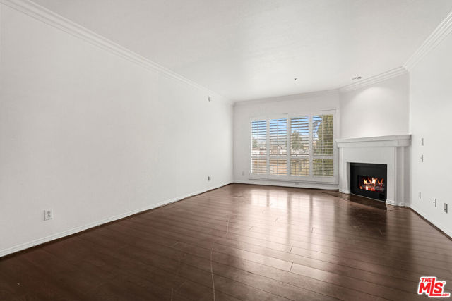 5224 Zelzah Avenue, Encino CA: https://media.crmls.org/mediaz/4fd9ecdc-d3fb-406f-a27d-e7796a678925.jpg