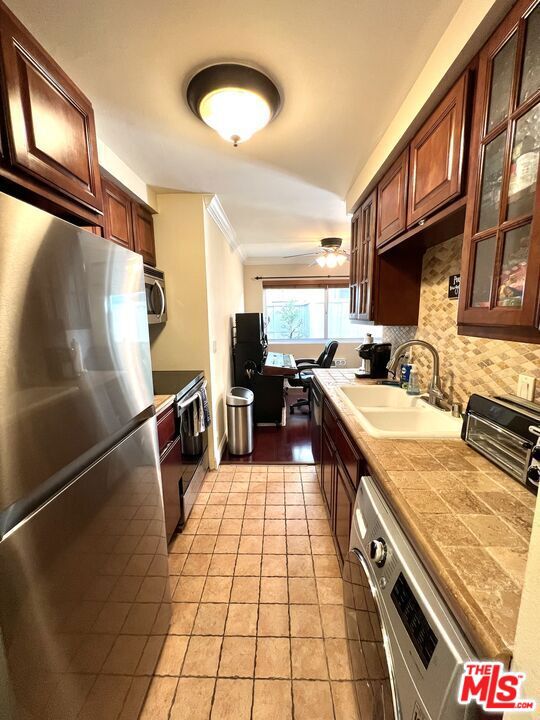 525 N Sycamore Avenue, Los Angeles CA: https://media.crmls.org/mediaz/4fda8cee-3f44-4a56-aee4-d1b081eeac0c.jpg