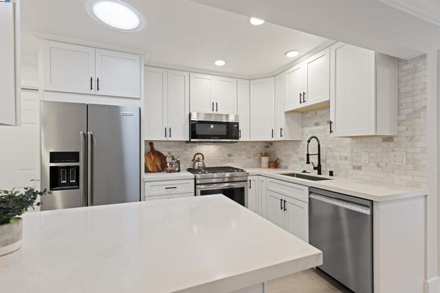 1692 Maryland St, Redwood City CA: https://media.crmls.org/mediaz/4fda9e45-3dcf-4b23-888c-e8448df4f3ae.jpg