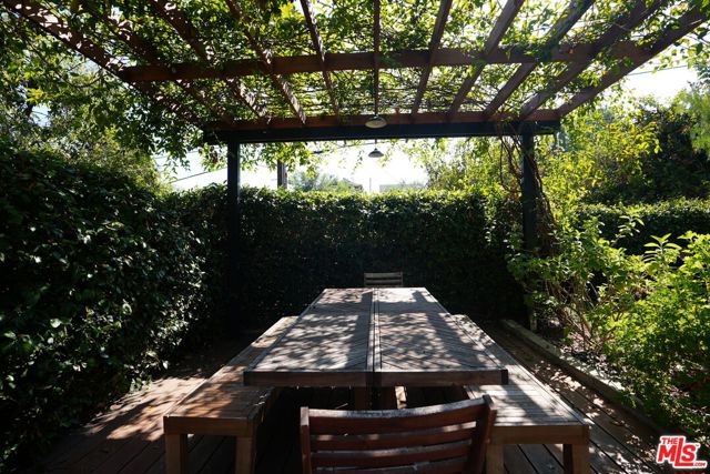 441 N Avenue 52, Los Angeles CA: https://media.crmls.org/mediaz/4fdaea71-7183-430f-8d5f-29ccce44bef6.jpg