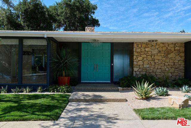 16045 Royal Mount Drive, Encino CA: https://media.crmls.org/mediaz/4fdc1a81-3eb5-4ea8-8167-ed218a99060d.jpg