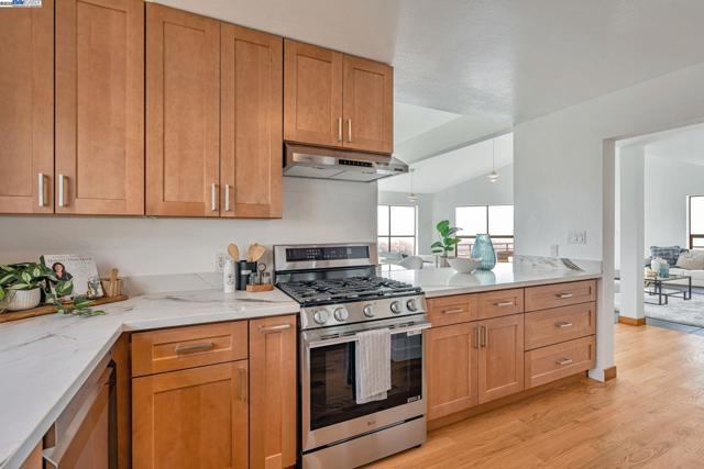 1522 Grand View Drive, Berkeley CA: https://media.crmls.org/mediaz/4fdc77a6-0c48-4ba5-9cb6-700b0ed57392.jpg