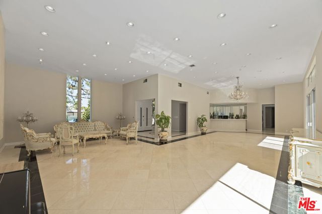 1860 Loma Vista Drive, Beverly Hills CA: https://media.crmls.org/mediaz/4fdda401-ab6b-458c-ae14-16dd479b4f1d.jpg