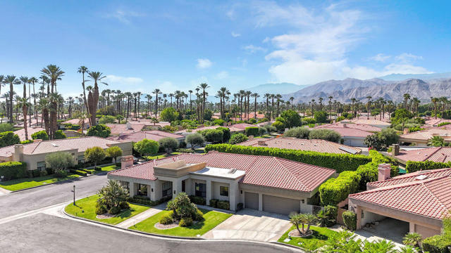 29 El Roble Court, Rancho Mirage CA: https://media.crmls.org/mediaz/4fddceb4-8975-4316-b13e-88291439ae54.jpg