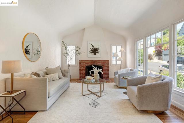 6753 Manor Crest, Oakland CA: https://media.crmls.org/mediaz/4fdec11b-f976-4489-b67c-0150a103a7c7.jpg