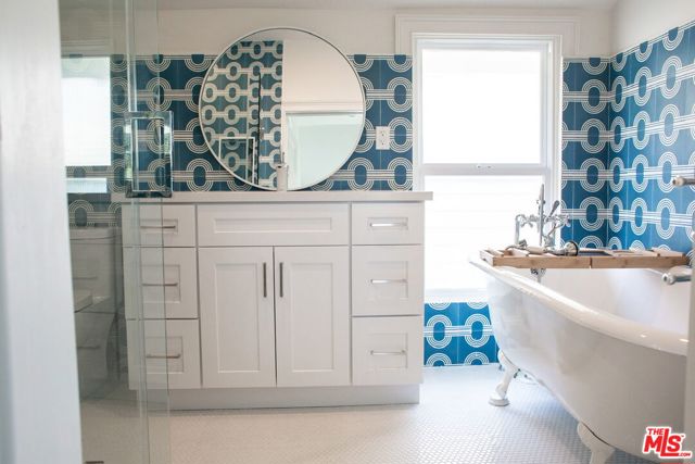 58 Paloma Avenue, Venice CA: https://media.crmls.org/mediaz/4fded019-e0e0-4a0e-b66b-e58307a6a0ff.jpg