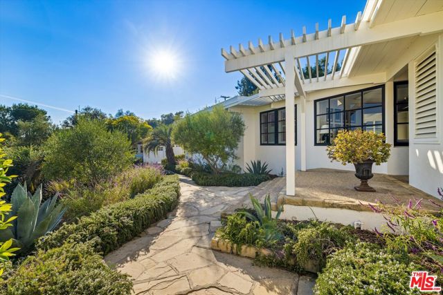 880 Knollwood Drive, Santa Barbara CA: https://media.crmls.org/mediaz/4fdfea3a-860c-4d64-a5e4-8877e5c6dee2.jpg