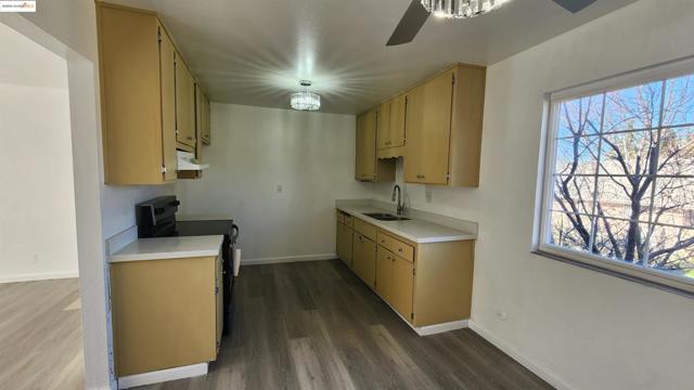 9220 Bancroft Ave, Oakland CA: https://media.crmls.org/mediaz/4fe04cf9-a648-4d29-b97e-b458eb71378a.jpg