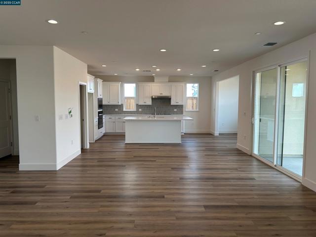 8121 Vessel Way, Sacramento CA: https://media.crmls.org/mediaz/4fe095b0-fb56-48c0-af2b-b58fd54eb9a0.jpg