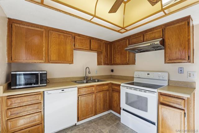 1585 Stone Edge Cir, El Cajon CA: https://media.crmls.org/mediaz/4fe159d3-657c-4a70-9528-5eb0d05b74ad.jpg