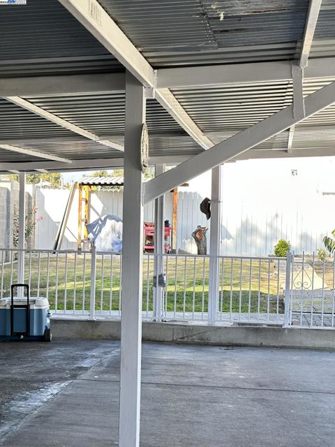 1725 96Th Ave, Oakland CA: https://media.crmls.org/mediaz/4fe25aa1-fc57-4200-a573-2ce8aa14783d.jpg