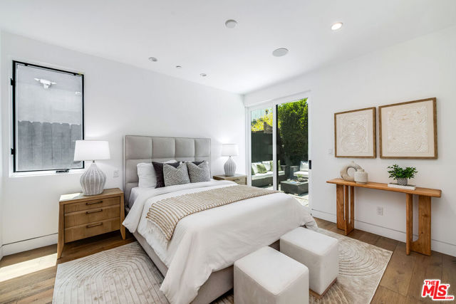 126 Thornton Place, Venice CA: https://media.crmls.org/mediaz/4fe3da92-0e44-4098-a015-379dd5846d28.jpg