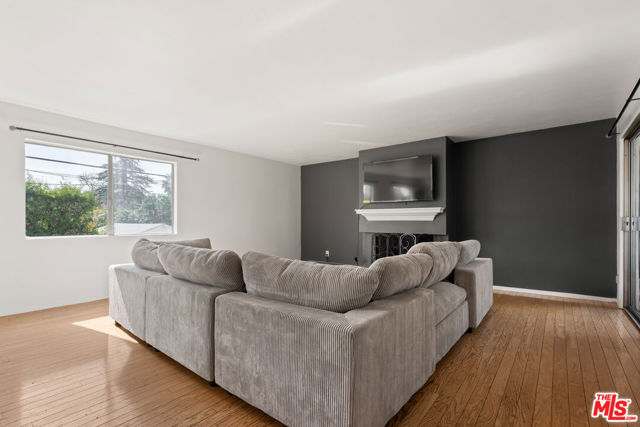 14990 Victory Boulevard, Van Nuys CA: https://media.crmls.org/mediaz/4fe40f25-d937-4620-ada3-4bb85bb28906.jpg