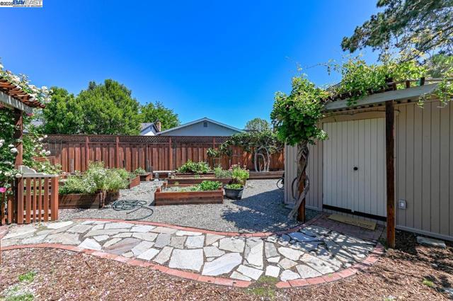 6701 Taffy Ct, Pleasanton CA: https://media.crmls.org/mediaz/4fe449c0-57be-42c5-ade8-47df820baeba.jpg