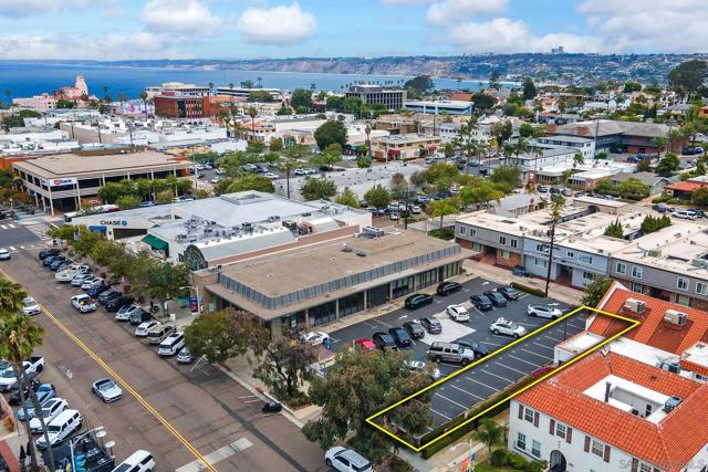 7733 Girard Ave, La Jolla CA: https://media.crmls.org/mediaz/4fe47395-68be-4364-90f5-29672a2359f3.jpg