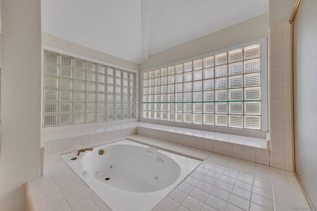15235 Crestview Ct, Poway CA: https://media.crmls.org/mediaz/4fe473d1-c932-4ae5-968a-87ddd2b207cf.jpg