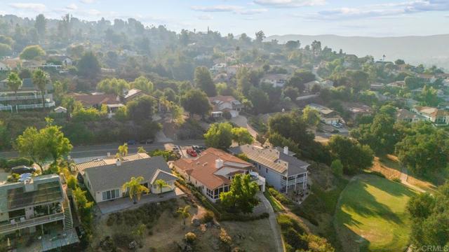 15425 Vista Vicente Dr, San Diego CA: https://media.crmls.org/mediaz/4fe4bf4e-ce58-437e-be85-67477ba2788b.jpg