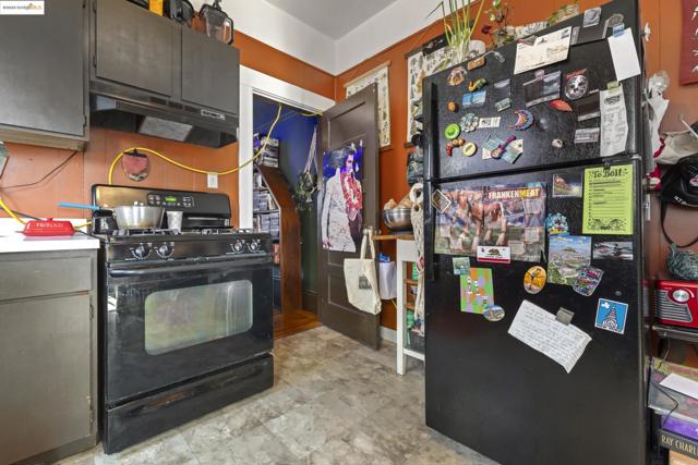 553 34Th St, Oakland CA: https://media.crmls.org/mediaz/4fe4e6ed-1ea6-4a69-a2c2-4db7514e14cb.jpg