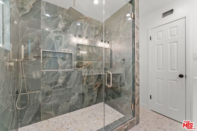 4800 Topeka Drive, Tarzana CA: https://media.crmls.org/mediaz/4fe51f19-ca88-4713-9118-af6eb15b4169.jpg