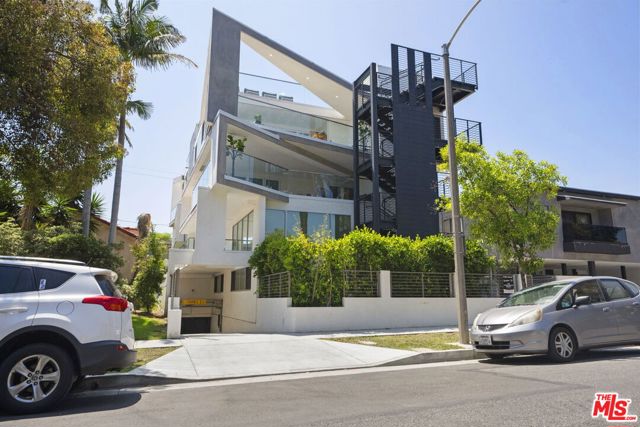 621 N Kings Road, West Hollywood CA: https://media.crmls.org/mediaz/4fe548d2-23ef-4c08-ac3f-16918d083a28.jpg