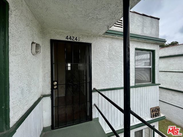4424 1/2 Arlington Avenue, Los Angeles CA: https://media.crmls.org/mediaz/4fe66e9c-9736-48c4-b26b-f1e6cae97950.jpg