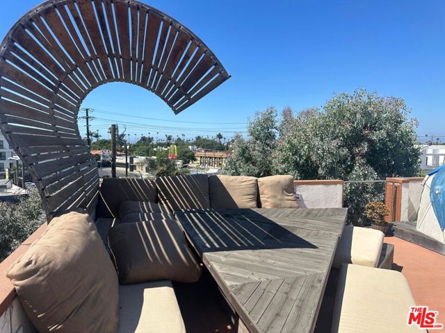2452 Penmar Avenue, Venice CA: https://media.crmls.org/mediaz/4fe6c185-95fc-4306-85a5-b2dece407989.jpg