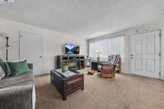 1738 7Th St, Berkeley CA: https://media.crmls.org/mediaz/4fe724d2-3daf-4fd0-907b-485b1e7fa100.jpg