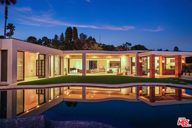 455 Castle Place, Beverly Hills CA: https://media.crmls.org/mediaz/4fe77b52-9916-4723-b728-8ba84d119a18.jpg