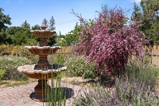 26388 Ginny Lane, Los Altos Hills CA: https://media.crmls.org/mediaz/4fe89e02-dec6-42a0-801b-9ca8348d449f.jpg